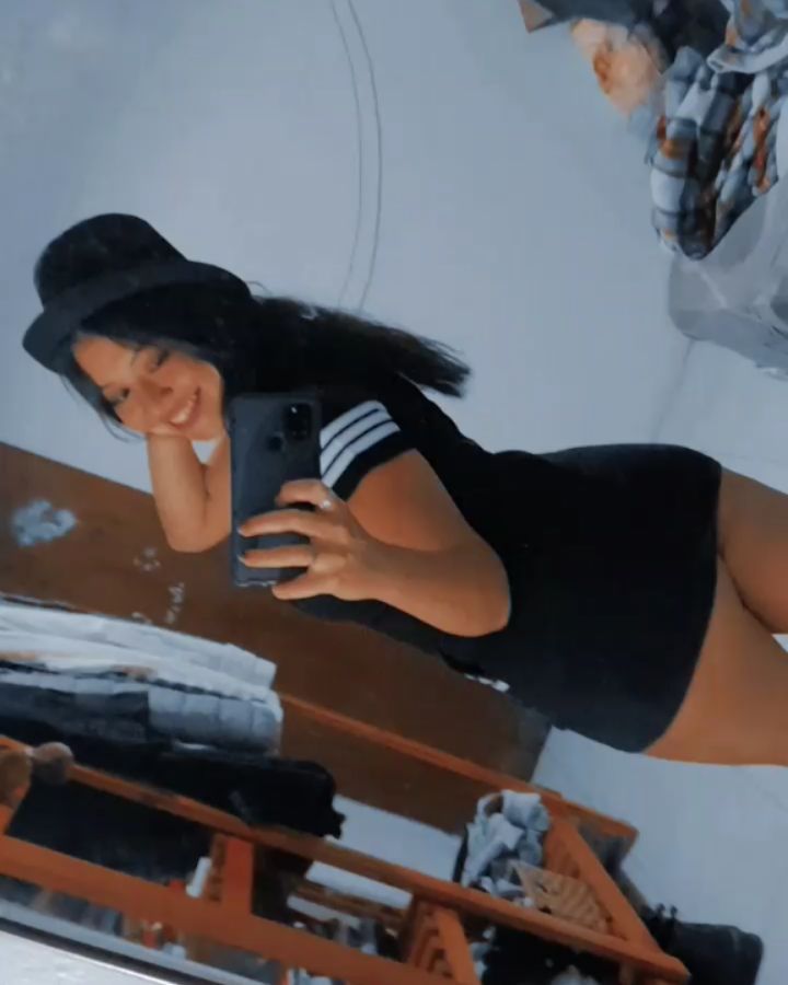 Chat with Isis Moreel online